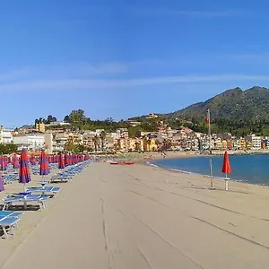 לינה וארוחת בוקר Al Sole Di Sicilia, גיארדיני נאקסוס